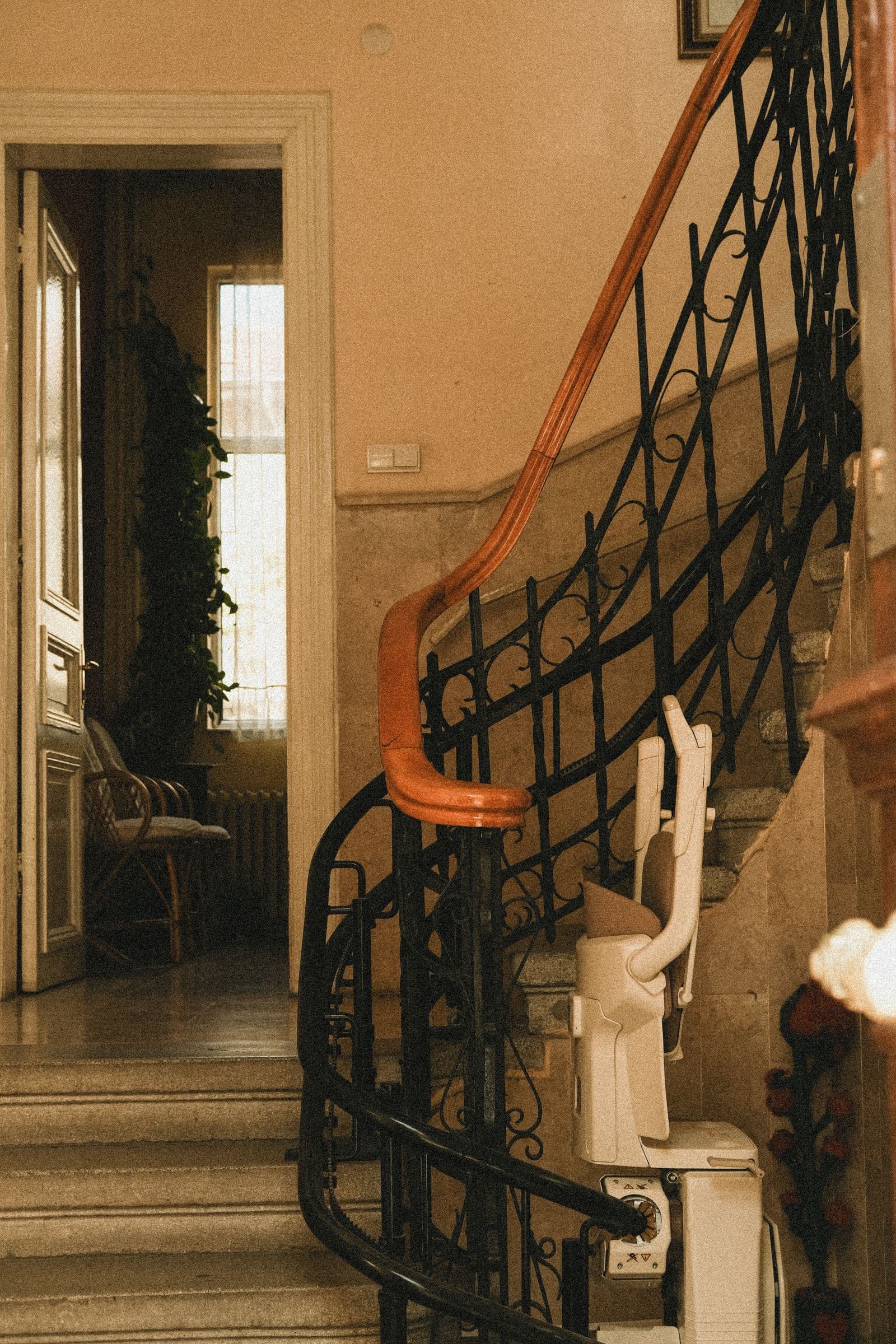 Treppenlift an einer Treppe mit Geländer